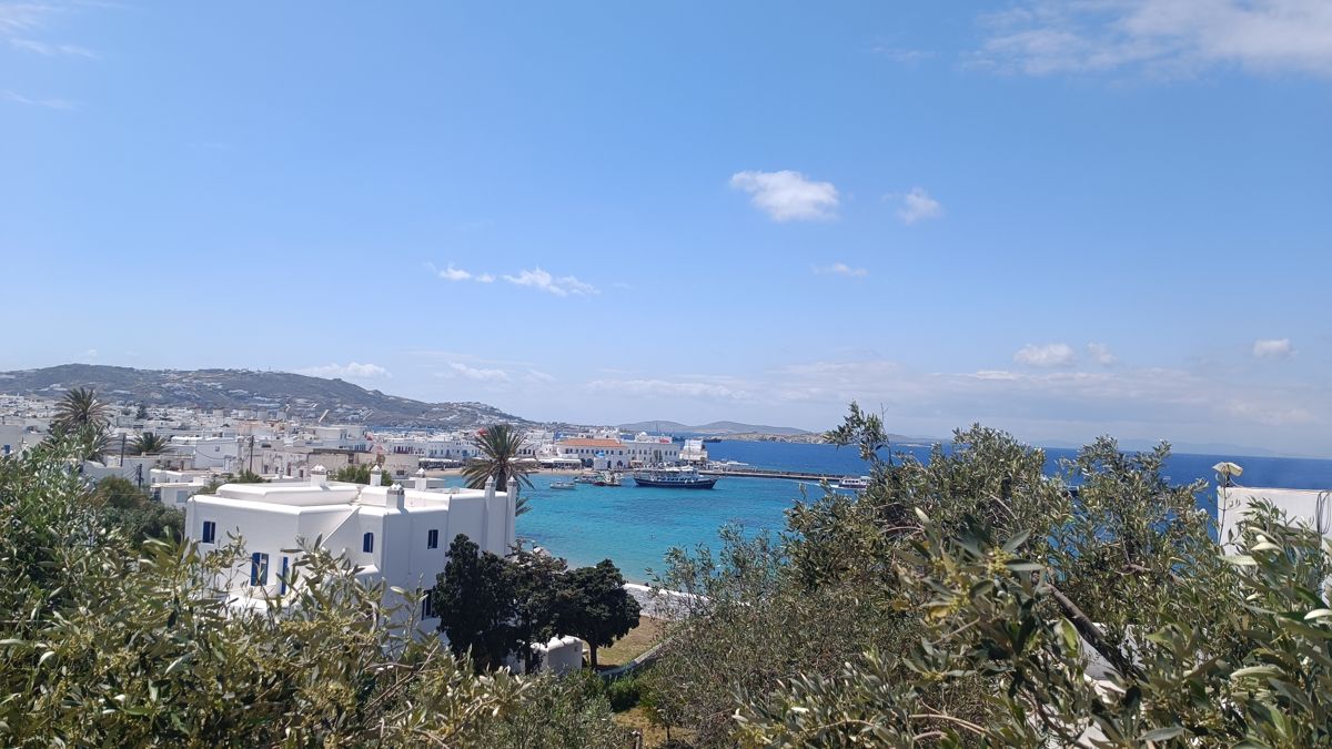 Αγγελίες - Εργασία - Μύκονος - Θέση καμαριέρας σε ξενοδοχείο